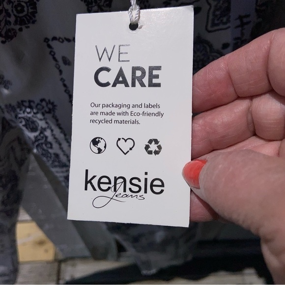 NWT Vintage Lux ultimate high rise skinny Jeans from Kensie. Raw edged hem. - Picture 6 of 9